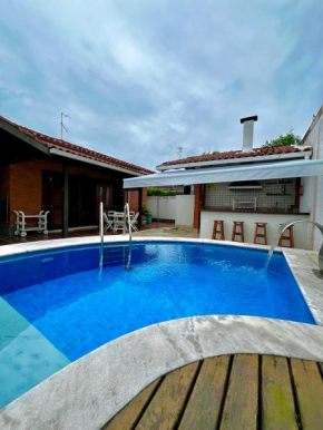 Casa com PISCINA 2 quadras da praia